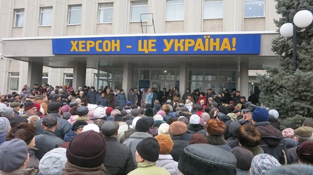 В Херсоне митингующие прорвались на сессию горсовета и устроили потасовку