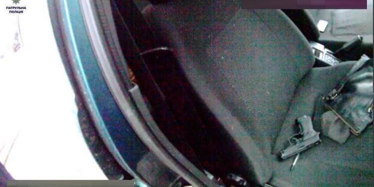 Почти джек-пот: в Николаеве у водителя «под кайфом» оказался с собой и пистолет, и нож