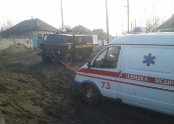 И еще раз о дорогах: в Вознесенске спасателям пришлось вытаскивать «скорую», застрявшую в грязи