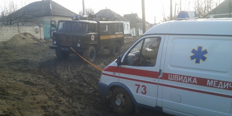 И еще раз о дорогах: в Вознесенске спасателям пришлось вытаскивать «скорую», застрявшую в грязи