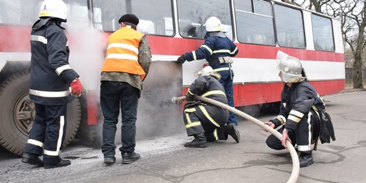 В Николаеве троллейбус горел прямо на конечной