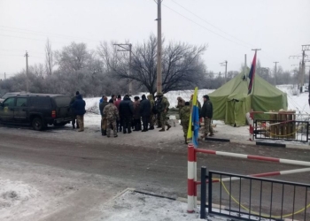 Железнодорожная ветка Константиновка-Ясиноватая со вчерашнего дня перекрыта активистами блокады торговли с ОРДЛО