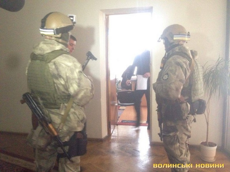 В Волынском облсовете вооруженные полицейские и сотрудники ГПУ проводят обыски 3