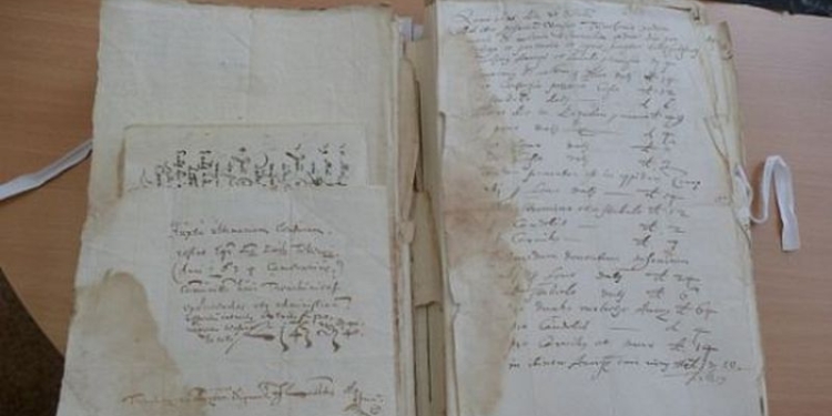 Первый смайлик поставил адвокат 382 года назад