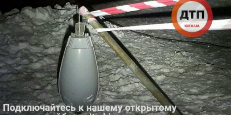 В Киеве снегоуборочный грузовик задел столб, конструкция упала и насмерть раздавила мужчину