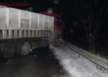 В Кривоозерском районе фура снесла ограждение и перекрыла трассу Одесса-Киев
