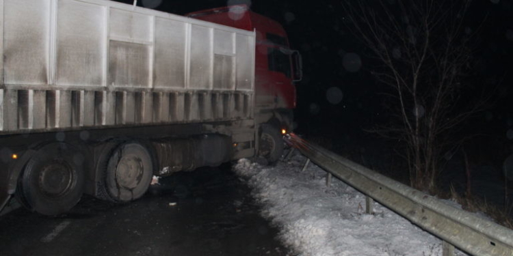 В Кривоозерском районе фура снесла ограждение и перекрыла трассу Одесса-Киев