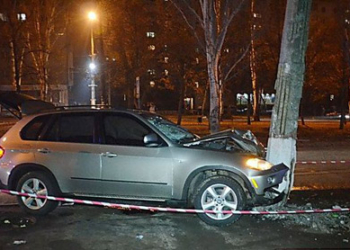 На въезде в Вознесенск в дерево врезалась машина жителя Донетчины, а в Николаеве сбили 30-летнюю женщину