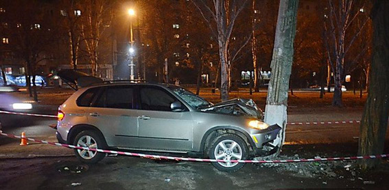 На въезде в Вознесенск в дерево врезалась машина жителя Донетчины, а в Николаеве сбили 30-летнюю женщину