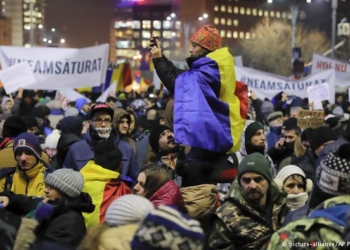 Провокаторы, полиция, газ. В Румынии требуют борьбы с коррупцией до победного конца