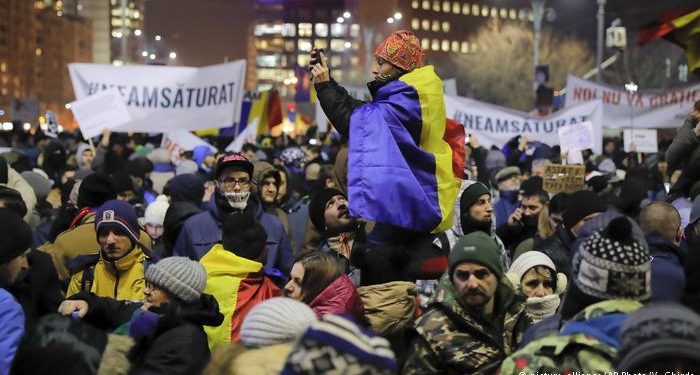 Провокаторы, полиция, газ. В Румынии требуют борьбы с коррупцией до победного конца