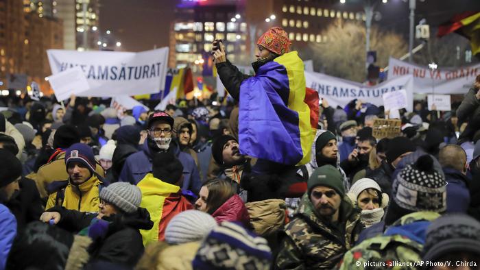 Провокаторы, полиция, газ. В Румынии требуют борьбы с коррупцией до победного конца 1