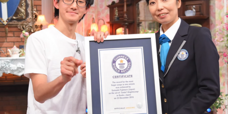 Японец установил мировой рекорд, щелкнув пальцами 296 раз за минуту