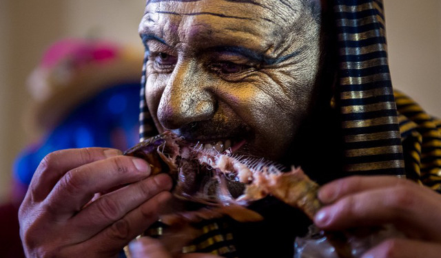 На фестивале во французском Дюнкерке в толпу бросили 450 кг селедки