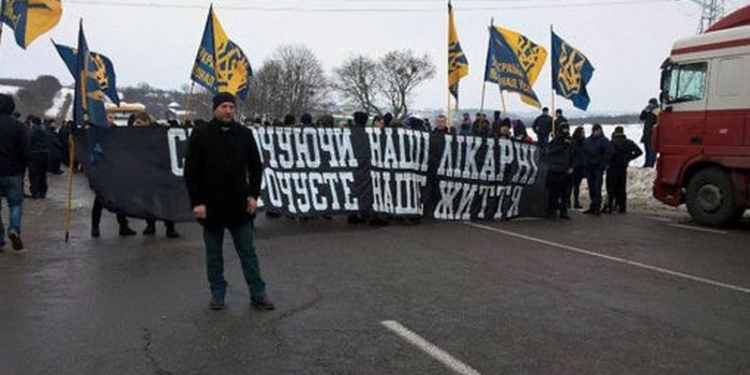 В Харьковской области активисты перекрыли государственную трассу, требуя не закрывать больницу