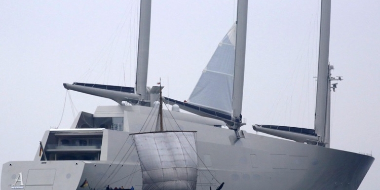 Яхта российского миллиардера, самая дорогая в мире, арестована за долги перед верфью