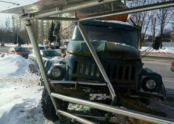 В Харькове мусоровоз врезался в остановку общественного транспорта
