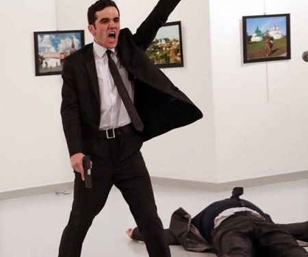 Победителем World Press Photo стал снимок убийства российского посла в Турции