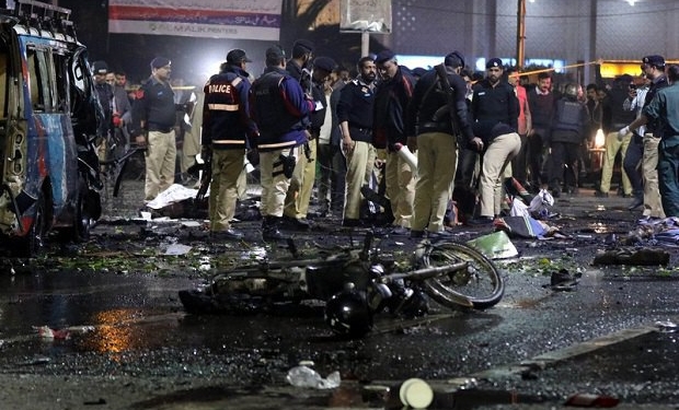 В Пакистане смертник на мотоцикле въехал в толпу митингующих