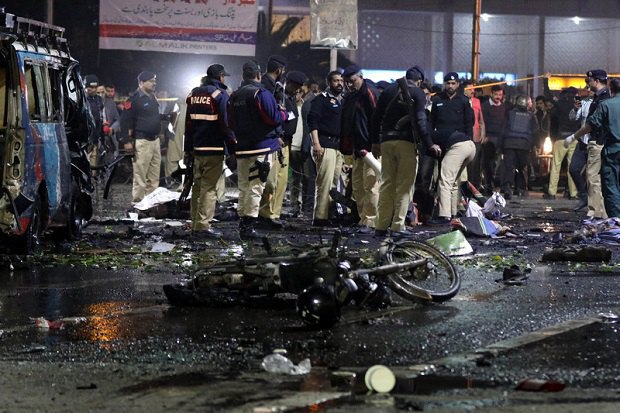В Пакистане смертник на мотоцикле въехал в толпу митингующих 1