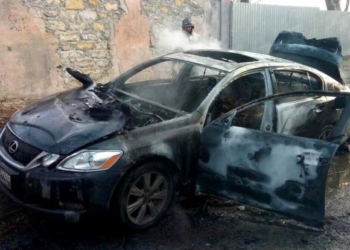 В сгоревшем автомобиле Lexus в Одессе обнаружили труп