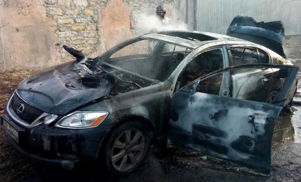 В сгоревшем автомобиле Lexus в Одессе обнаружили труп