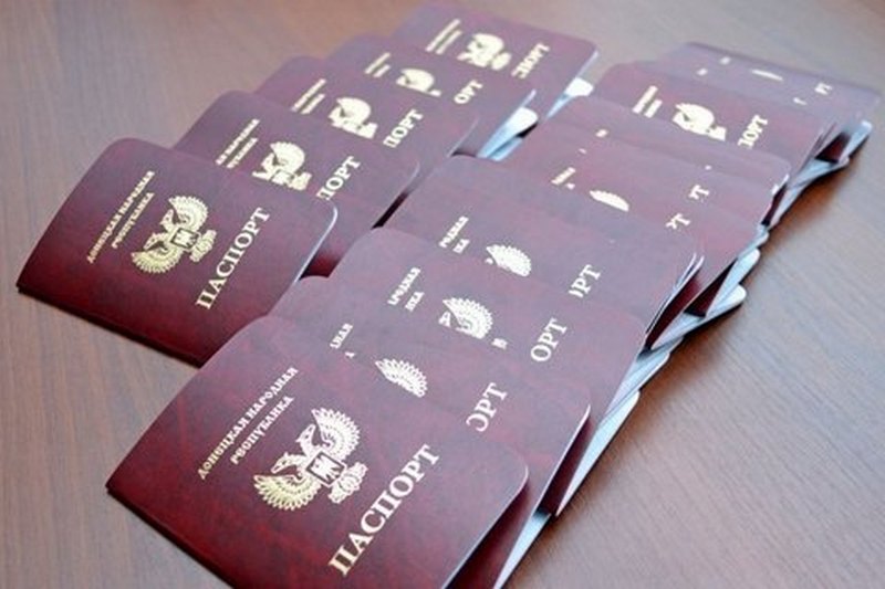 Временно, до политического урегулирования ситуации на Донбассе. РФ официально признала паспорта "ДНР" и "ЛНР" 1