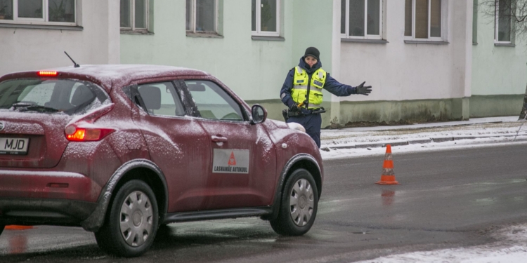 В Эстонии каждому трезвому водителю дадут по конфетке