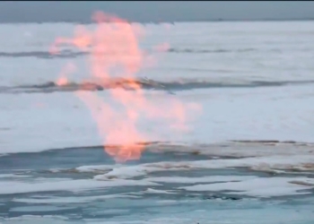 Огонь Байкала. Из-подо льда вырывается настоящее пламя