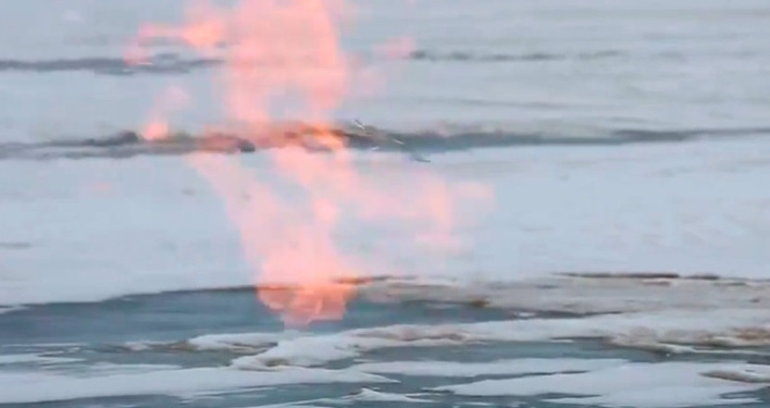 Огонь Байкала. Из-подо льда вырывается настоящее пламя