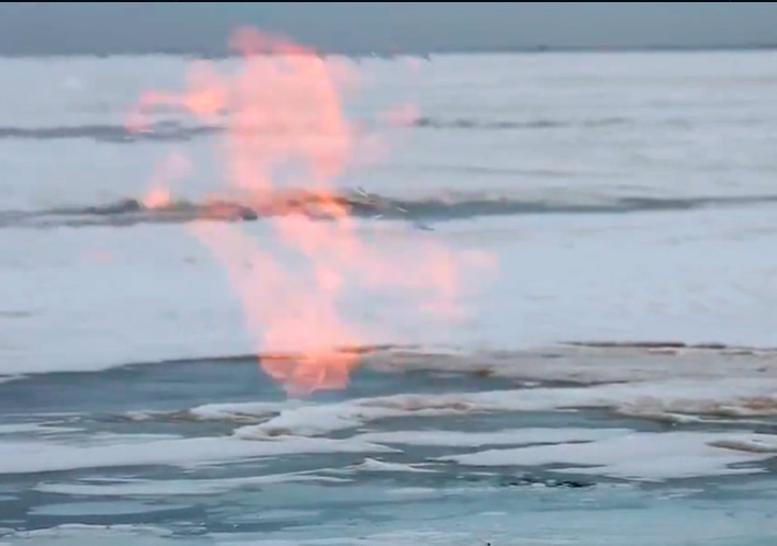 Огонь Байкала. Из-подо льда вырывается настоящее пламя 1