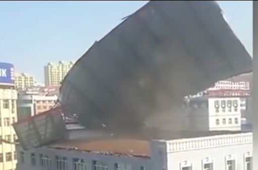 В Китае штормовой ветер сорвал крышу многоэтажного дома 1