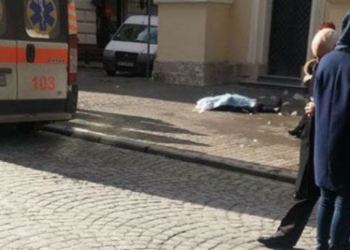 Глыба снега убила женщину в центре Львова