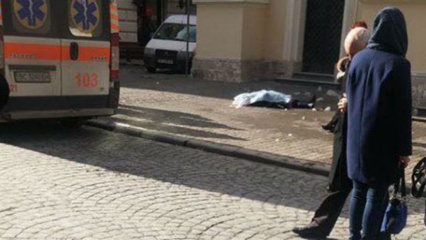 Глыба снега убила женщину в центре Львова