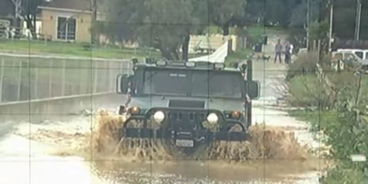 В Калифорнии город ушел под воду. Людей эвакуируют