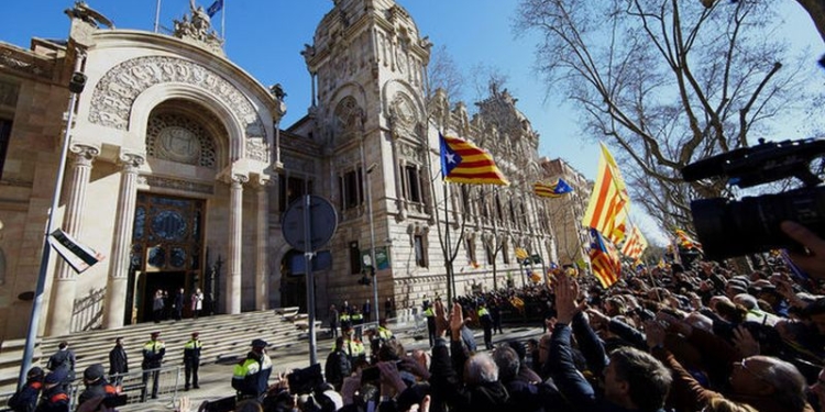 В Испании судят экс-премьера Каталонии, организовавшего референдум о независимости региона