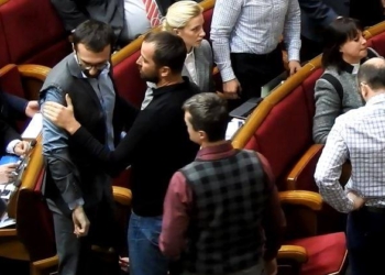 Нардепа Лещенко сегодня порвали в Верховной Раде. В прямом смысле