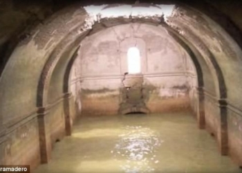 В Мексике из-за засухи поднялся из воды затопленный храм