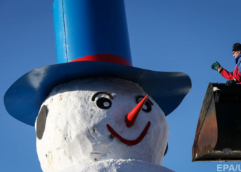 Выглядывают изо рта. В Канаде семья построила 6-метрового смотрового снеговика