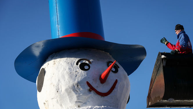 Выглядывают изо рта. В Канаде семья построила 6-метрового смотрового снеговика