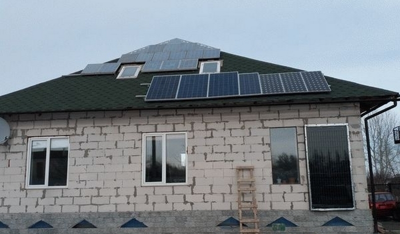 Житель Запорожья полностью отказался от электричества, смастерив солнечные батареи 1