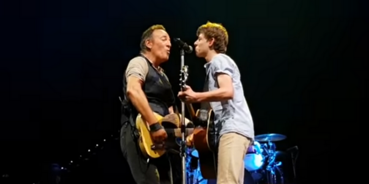 В Австралии школьник прогулял уроки ради концерта Брюса Спрингстина – ему удалось спеть с кумиром на сцене