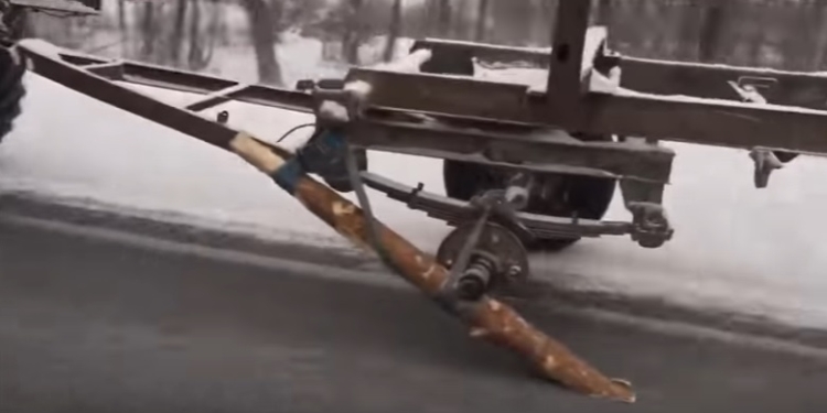 Голь на выдумку хитра. На трассе Киев-Чоп замечен грузовик с бревном вместо колеса