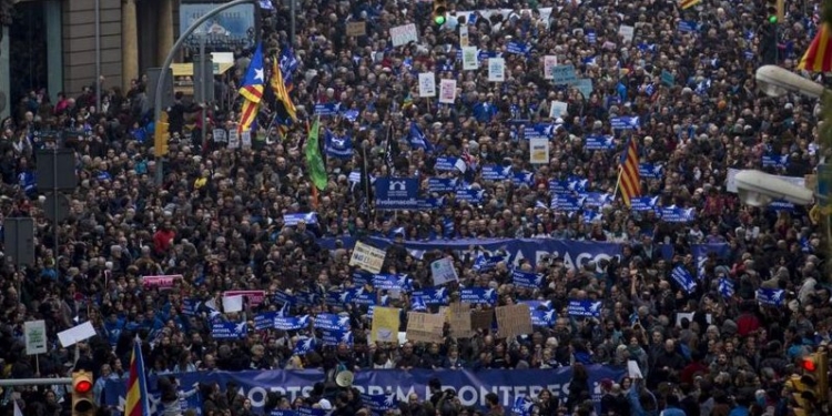 В Барселоне десятки тысяч человек прошли маршем в поддержку мигрантов