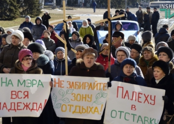 «Землю – живым»: в Николаеве пикетчики принесли могильные кресты под горсовет