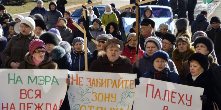 «Землю – живым»: в Николаеве пикетчики принесли могильные кресты под горсовет