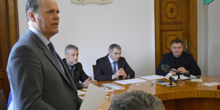 Мэр Николаева Сенкевич пообещал афганцам «улучшать и увеличивать, а не урезать и забирать»