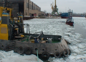 Николаевские водолазы помогли херсонскому буксиру найти и залатать пробоину