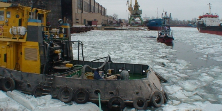 Николаевские водолазы помогли херсонскому буксиру найти и залатать пробоину