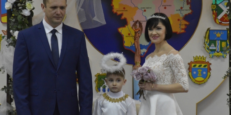 «Брак за сутки»: В Николаевском краеведческом музее в День святого Валентина поженились две пары